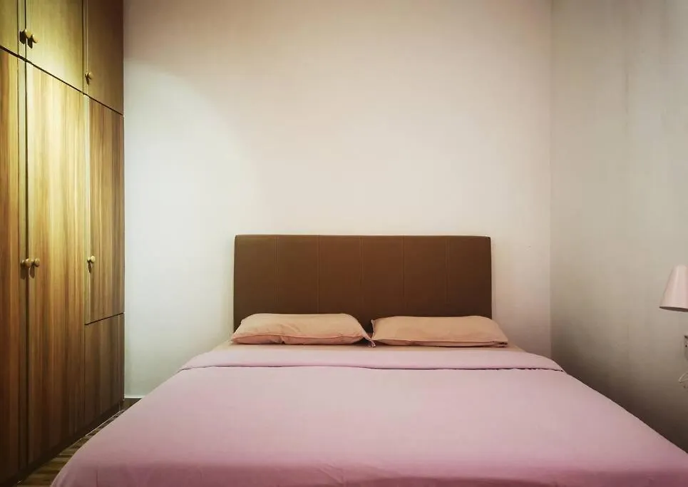 Cozy Near-Beach Apartment - Lazycats' Den Batu Feringgi