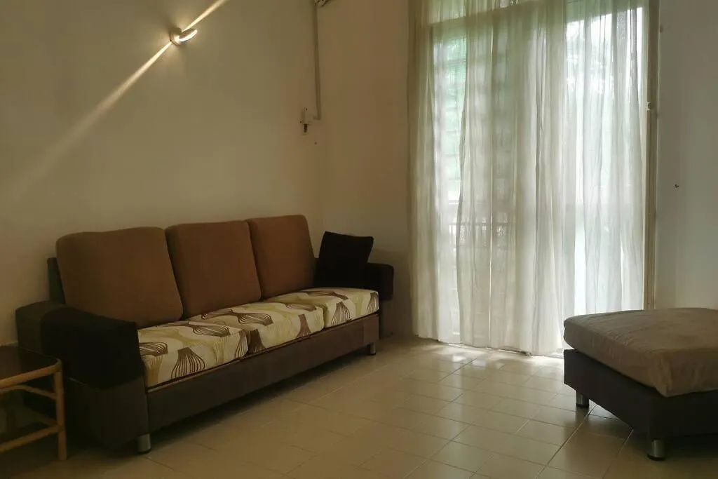 Cozy Near-Beach Apartment - Lazycats' Den Batu Feringgi