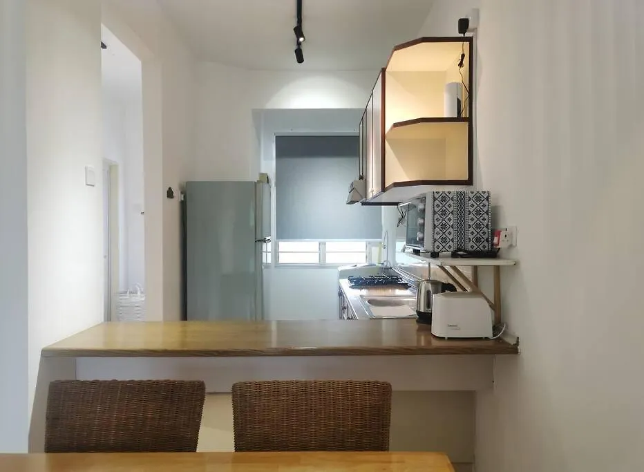 Cozy Near-Beach Apartment - Lazycats' Den Batu Feringgi